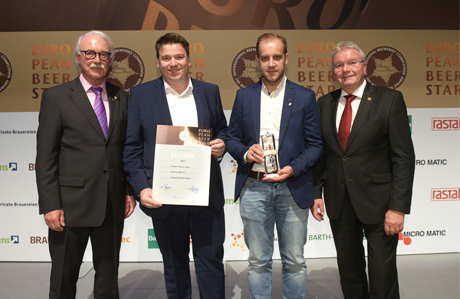 European Beer Star Übergabe der Trophäe