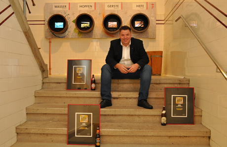 Braumeister mit den World Beer Urkunden