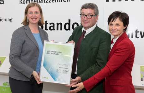 Übergabe der Urkunde Unternehmen des Monats
