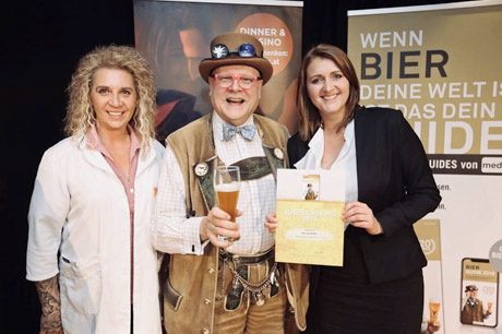 Preis für das beste Bierlokal. Übergabe durch Bierpapst Conrad Seidl