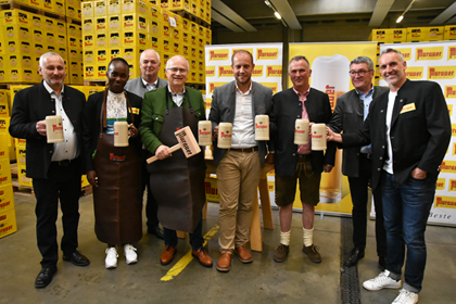 Anstich mit dem ersten Fass welches Murauer Gerste beinhaltet