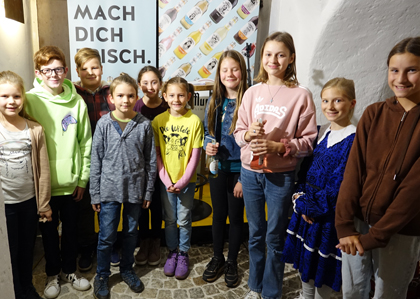 Veranstaltung in der Bier Apotheke 2023. Geschichtenwettbewerb Murelli. Übergabe Urkunde an Sieger