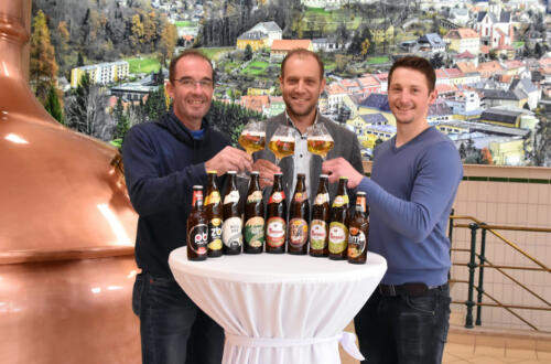 Erwin Pirker, Braumeister Michael Göpfart und Roman Bacher stoßen auf den DLG Gewinn an